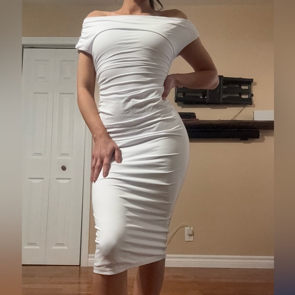 Elegant White Strapless Dress - Picture 3 of 3